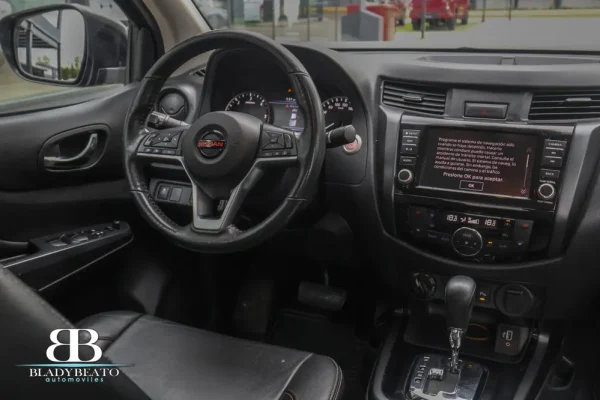 Nissan Frontier PRO4X negra 2022 (10)