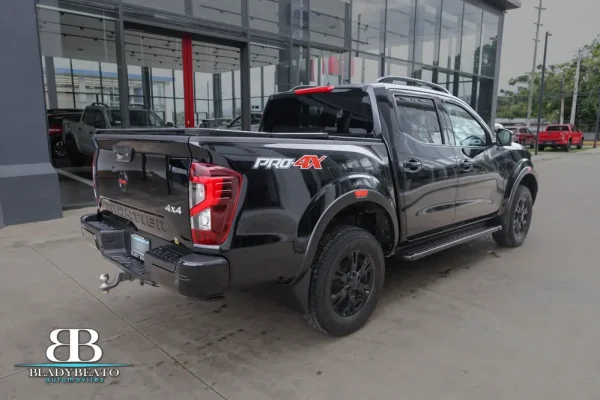 Nissan Frontier PRO4X negra 2022 (12)