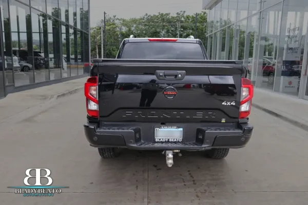 Nissan Frontier PRO4X negra 2022 (2)