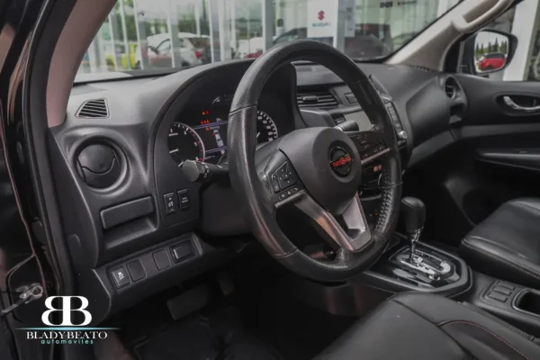 Nissan Frontier PRO4X negra 2022 (3)