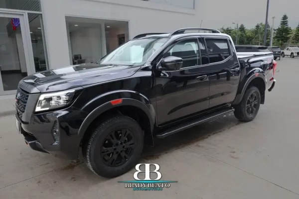 Nissan Frontier PRO4X negra 2022 (5)