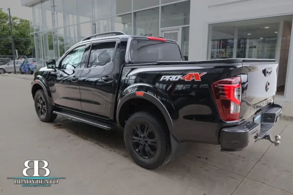 Nissan Frontier PRO4X negra 2022 (7)