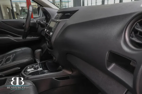 Nissan Frontier PRO4X negra 2022 (8)