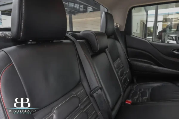 Nissan Frontier PRO4X negra 2022 (9)