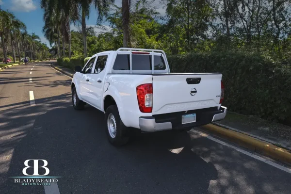 Nissan frontier s 2 cab Blanca 2022 mecánica (8)