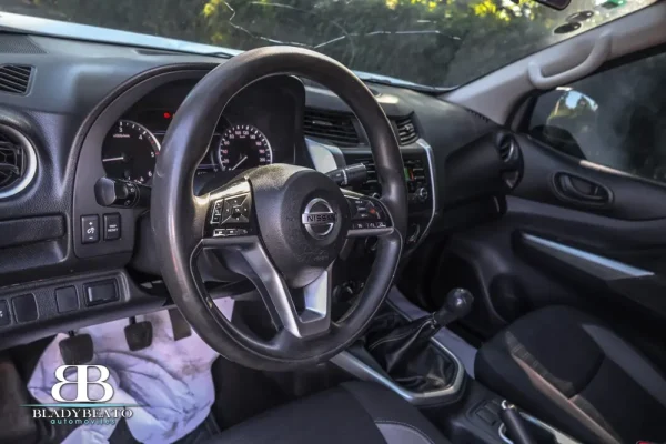 Nissan frontier s 2 cab Blanca 2022 mecánica (9)