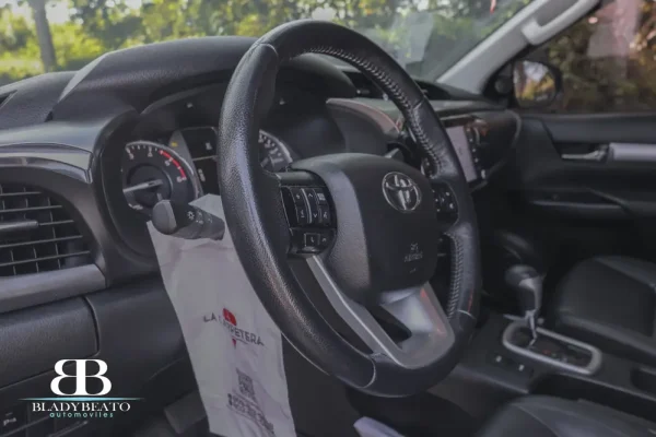 Toyota hilux roja 2022 (1)